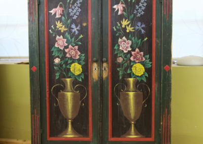 lillemaalinguga kapp kahe uksega